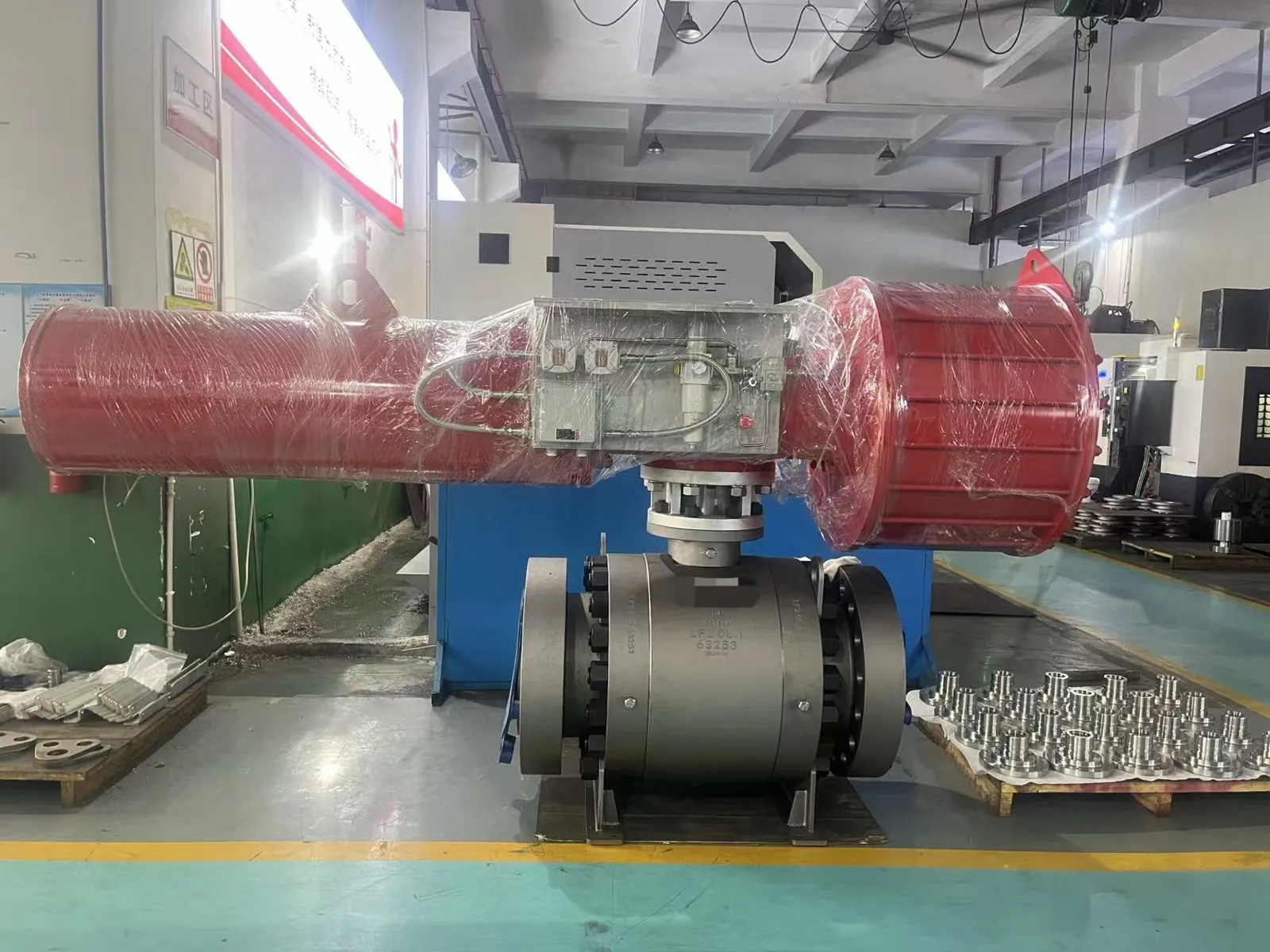 Large flanged valve fitted with a pneumatic actuator